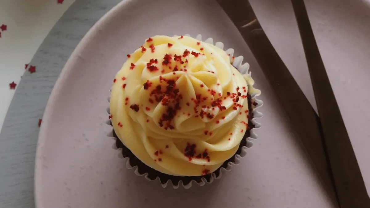 customers-resort-to-brutal-hair-pulling-and-slaps-as-family-grabs-last-cupcake-box-in-store-viral-video
